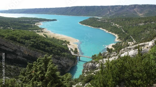 Türkiser See bei der Schlucht von Verdon  zwischen grünen bergen in Frankreich