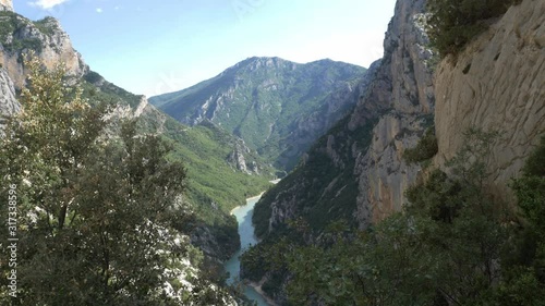 Schlucht von Verdon blick von oben auf den Fluss in die Schlucht umringt von Bergen, in Frankreich