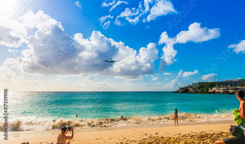Fototapeta Naklejka Na Ścianę i Meble -  Landing of an airplane at Princess Juliana Airport from Maho Beach on the island of Saint Martin in the Caribbean