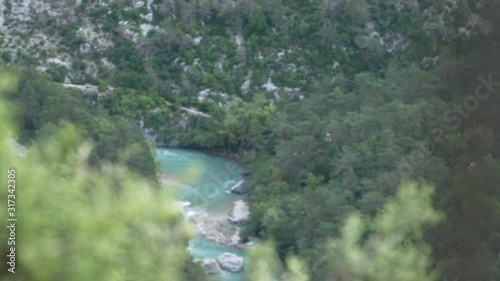 Fluss in einem sehr grünem Tal Schlucht mit grünen unscharfen vordergrund, Schlucht von Verdon Südfrankreich