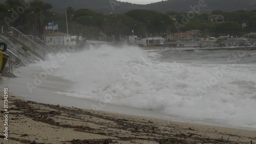 Stürmisches Meer mit großen Wellen am Strand, starke Brandung, Bucht von Saint Tropez Südfrankreich