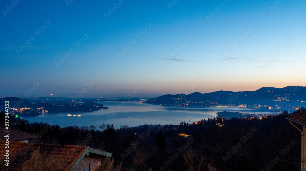 Lago Maggiore fotografato al tramonto da Albagnano (VB), Piemonte, Italia.