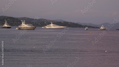 Bucht von Saint Tropez mit vielen Yachten nach dem Sonnenuntergang, Südfrankreich Frankreich