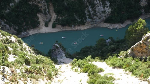 Schlucht von Verdon im süden von Frankreich von oben mit grün bewachsenen Berghängen