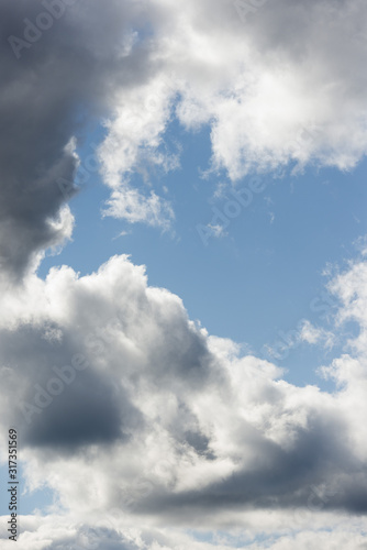 Ciel nuageux et ciel blue. Clouds in a blue sky. © Thierry Rambaud