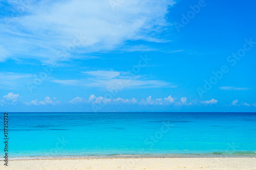 Fototapeta Naklejka Na Ścianę i Meble -  Panoramic view of a beautiful sunny day on sandy beach in the Maldives.