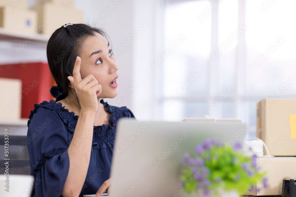 Asian women who are SME online shopping operators are working and thinking, SME online shopping operators or independent concepts. Asian women who are SME online shopping operators are working and thinking, SME online shopping operators or independent concepts.