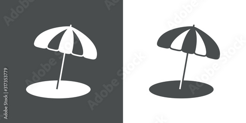 Concepto de vacaciones y viajes. Icono plano sombrilla proyectando sombra en fondo gris y fondo blanco