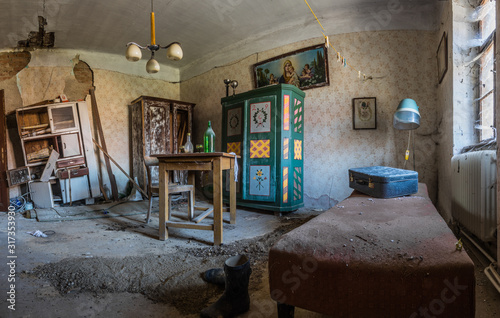 verlassenes zimmer mit einem bunten kasten panorama photo