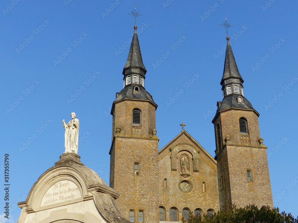 Kirchtürme mit Torbogen linker Seite der Kirche von Helfkant / Saargau