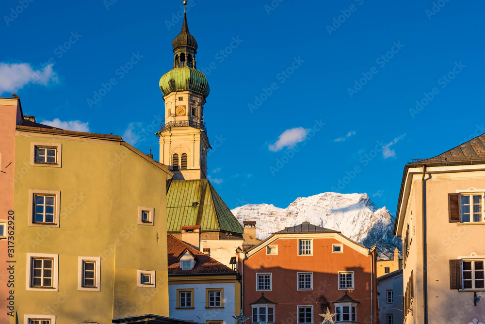 Altstadt von Hall in Tirol mit schneebedecktem Bettelwurf und blauem Himmel