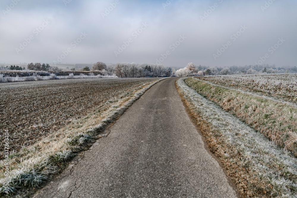 Feldweg in winterlicher Landschaft