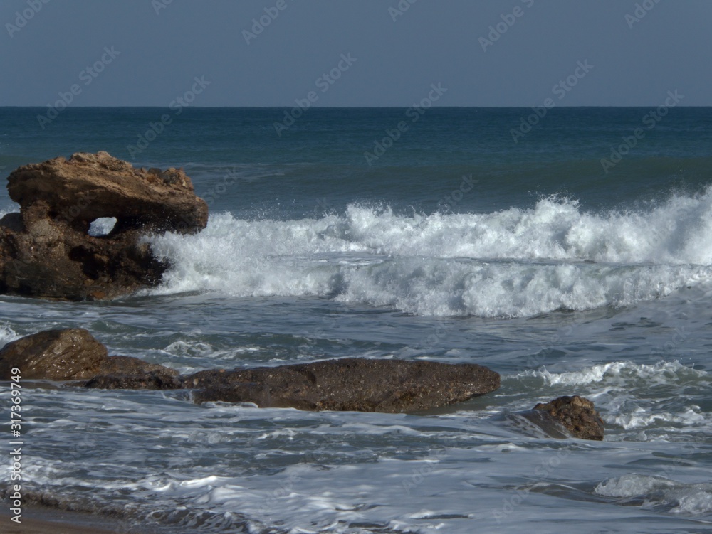 Meerlandschaft mit Fels in der Brandung