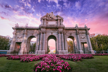 Acrylglasbilder Madrid Puerta de Alcala bei Sonnenuntergang  © Diego