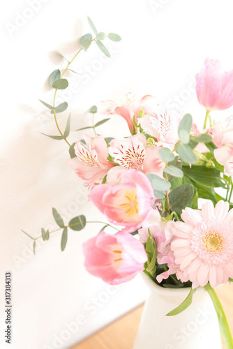 ピンク　花　アップ　アレンジメント　おしゃれ　かわいい　花瓶　室内　部屋　屋内　暖色　ピンク　春　卒業　入学　お祝い　白背景　余白　コピースペース　文字スペース