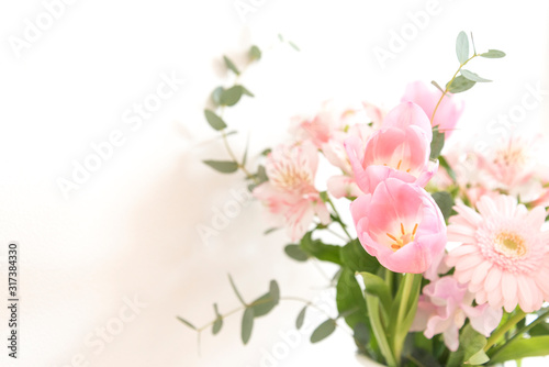 白背景 ピンクの花束 花 ピンク アップ 部屋 壁 白壁 室内 屋内 自然光 チューリップ ガーベラ ユーカリ 装飾 素材 背景素材 グラフィック素材 春 季節 華やか かわいい 優しい