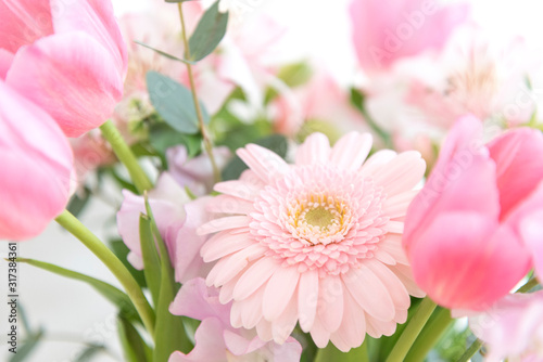 ピンクの花　アップ　クローズアップ　ピンク系の花とグリーン　素材　室内　屋内　自然光　ホワイトスペース　コピースペース　文字スペース　横　背景素材　背景　グラフィック素材　　白　緑　ピンク　春　季節　スイートピープ