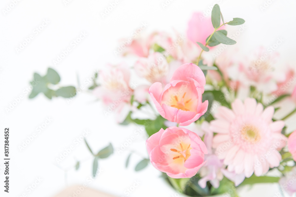 白背景 花 春 明るい ピンク系 ピンク アレンジメント 花束 きれい 可愛い おしゃれ 淡い 雰囲気 優しい 優しさ 春 季節 フラワーアレンジメント 部屋 室内 コピースペース グラフィック素材 Stock 写真 Adobe Stock