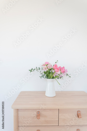  花瓶　チェスト　白背景　花　春　明るい　ピンク系　ピンク　アレンジメント　花束　きれい　可愛い　おしゃれ　雰囲気　優しい　優しさ　春　季節　フラワーアレンジメント　部屋　室内　コピースペース　グラフィック素材