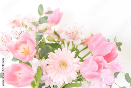 ピンクの花　アップ　クローズアップ　ピンク系の花とグリーン　素材　室内　屋内　自然光　ホワイトスペース　コピースペース　文字スペース　横　背景素材　背景　グラフィック素材　　白　緑　ピンク　春　季節　スイートピー