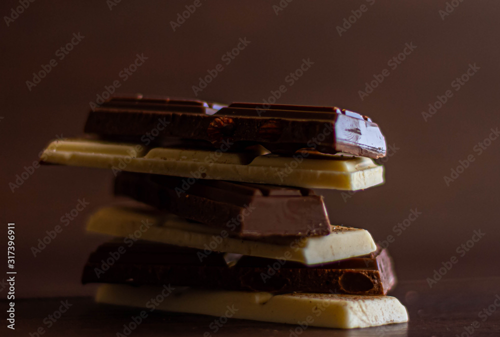  CUP CAKE AND DELICIOUS CHOCOLATE BARS