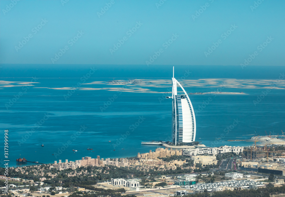 Fototapeta Widok z lotu ptaka na panoramę Dubaju Jumeirah z wysp świata w tle w słoneczny dzień. Dubaj, Zjednoczone Emiraty Arabskie.