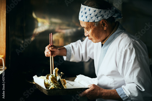 天ぷらを揚げる料理人 photo
