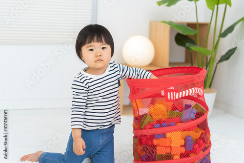 おもちゃを片付ける子供 photo