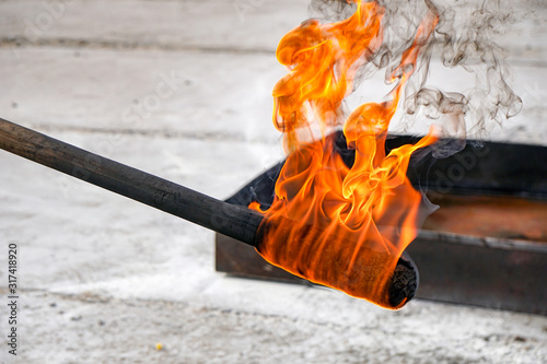 Foto flaming torch impregnated with a mixture of oranges