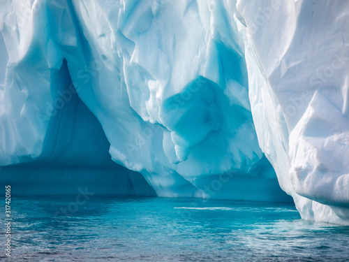 Fotografia Closeup details of iceberg floating in the cold water of Antarctica