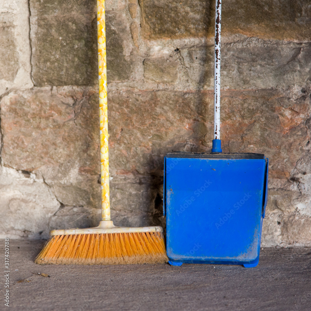 Un balai et une pelle. Du matériel de ménage. Des outils pour l'hygiène. Le  matériel pour le nettoyage. Stock Photo | Adobe Stock