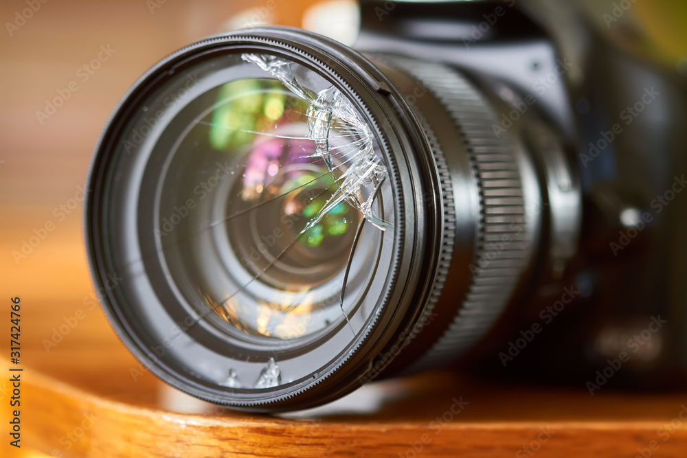 Fotografia do Stock: Broken lens filter on black dslr camera. | Adobe Stock