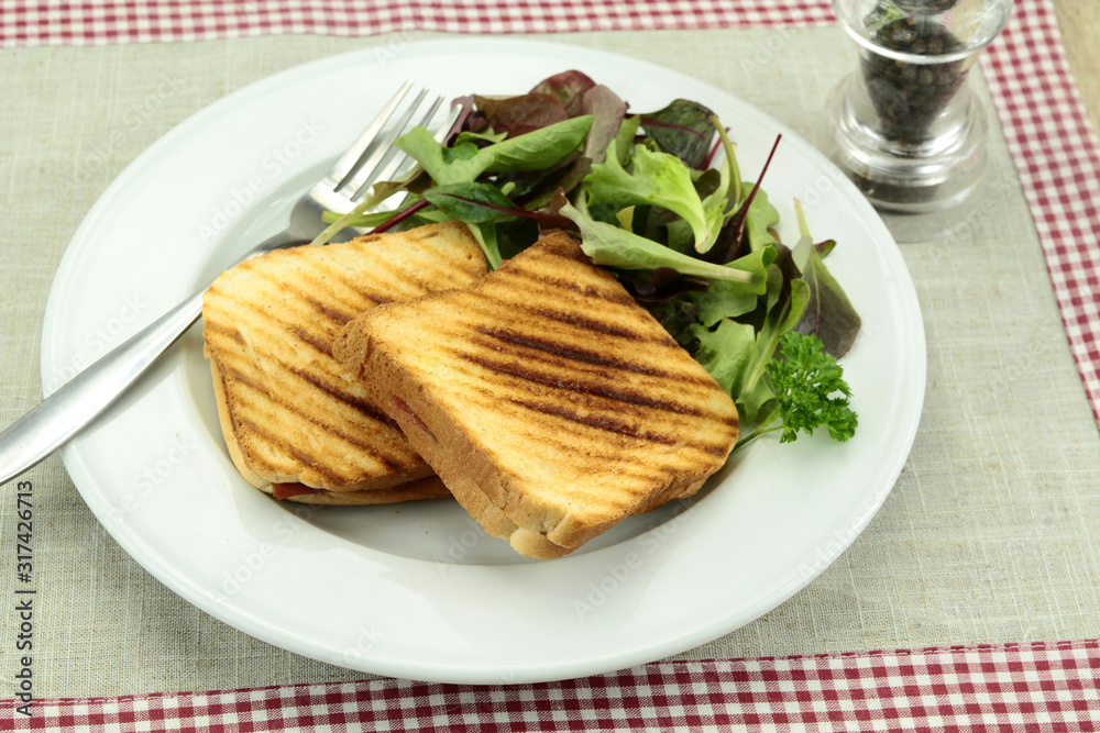 deux croque-monsieur toasté sur une table deux croque-monsieur toasté sur une table