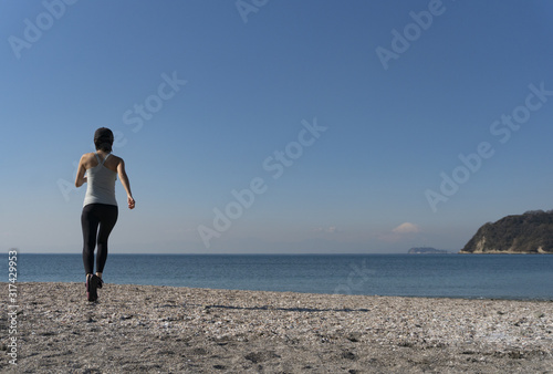 海辺 ランニング ジョギング 女性 03