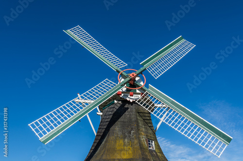 Windmühle Seriemer Mühle. Galerieholländer in der Nähe des Küstenortes Neuharlingersiel an der Nordsee, Ostfriesland, Niedersachsen, Deutschland photo