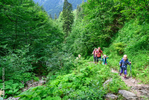 Junge Familie beim Wandern in den Oberstdorfer Bergen