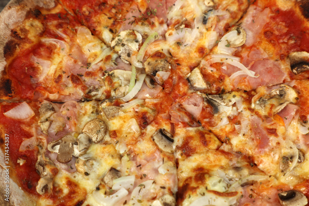 Frische Holzofenpizza mit Schinken, Pilzen, Zwiebel, Tomaten und Kase Frische Holzofenpizza mit Schinken, Pilzen, Zwiebel, Tomaten und Kase