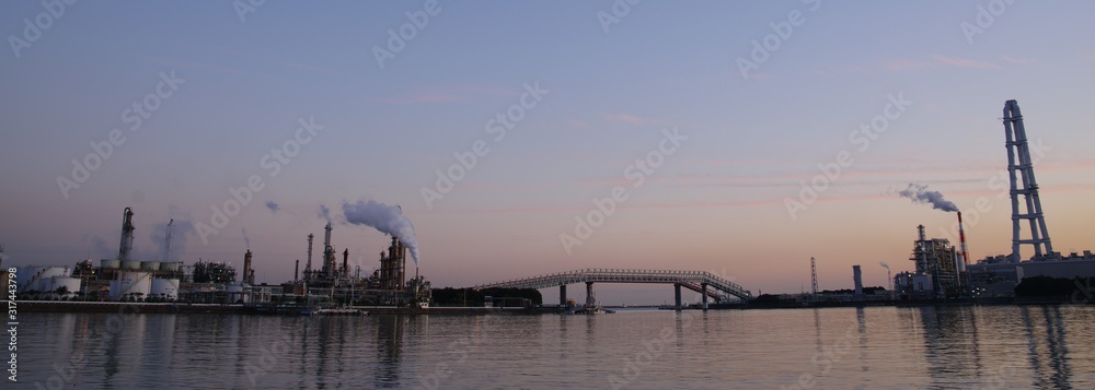 Naklejka premium 工業地帯の夕暮れ