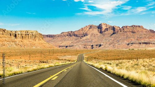 einsamer Highway in der W  ste in Arizona
