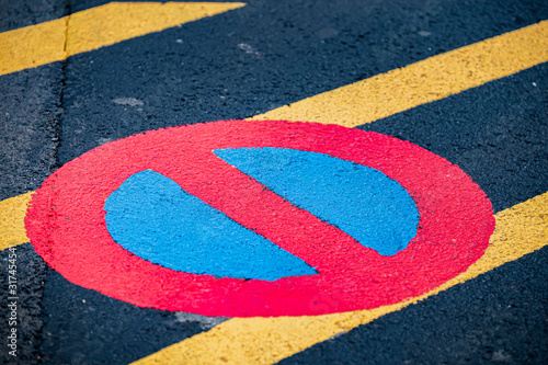Signalisation routière panneau d'interdiction au sol © PicsArt