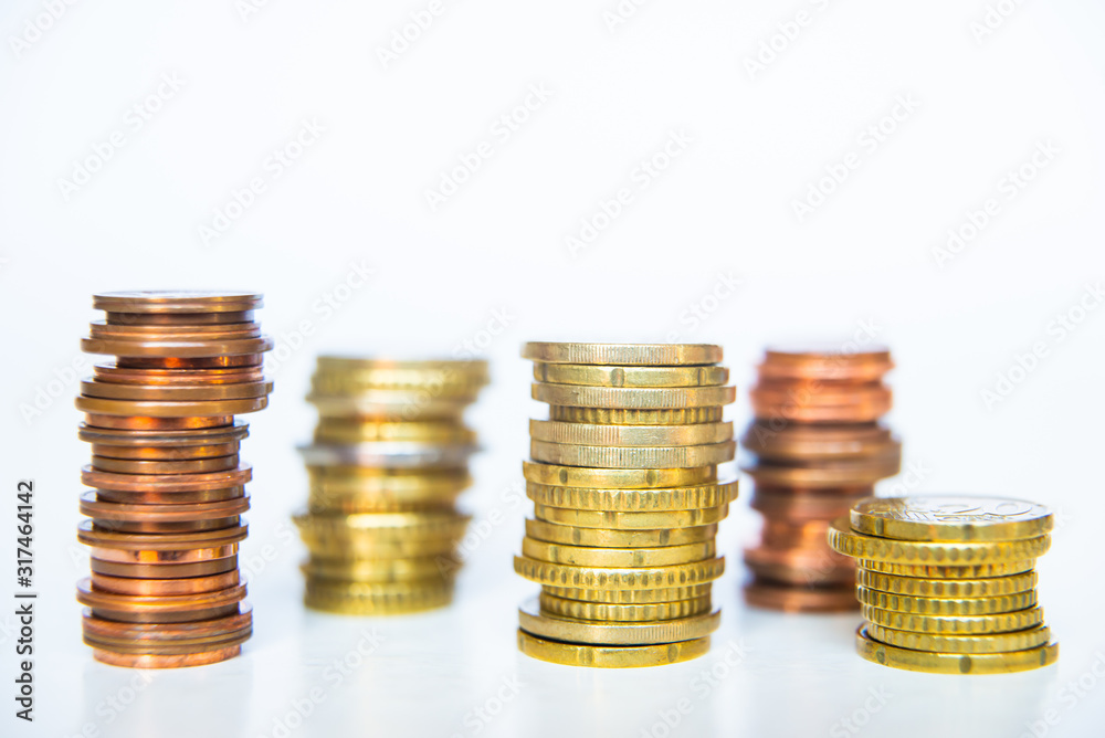 Monete di euro su fondo bianco Monete di euro su fondo bianco