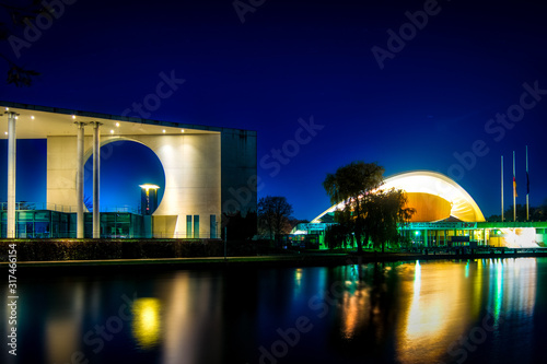Canvas Print the illuminated chancellors office and the house of cultures