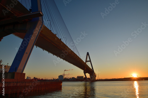 Fototapeta Naklejka Na Ścianę i Meble -  名港東大橋からの日の出