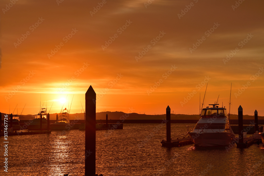 Fototapeta premium マリーナからの日の出