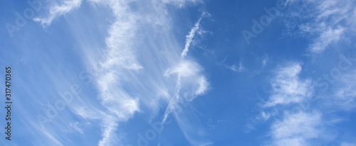 Schleierwolken am blauen Sommerhimmel photo