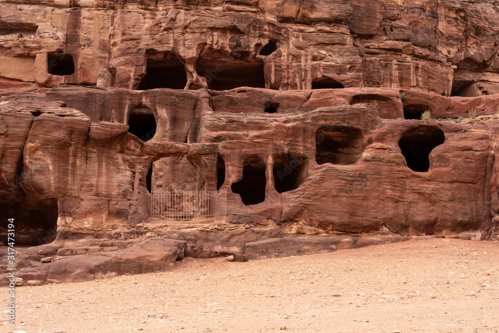 Valle con cuevas beduinas en la antigua ciudad de Petra , Jordania Valle con cuevas beduinas en la antigua ciudad de Petra , Jordania