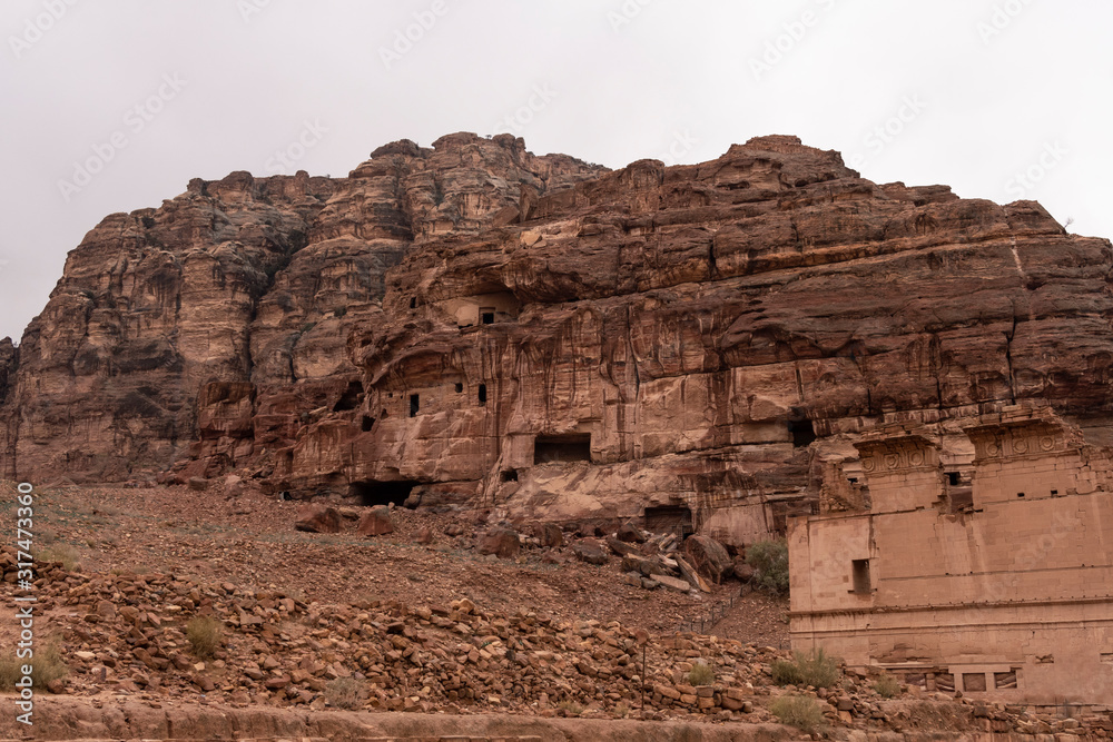 Valle con cuevas beduinas en la antigua ciudad de Petra , Jordania Valle con cuevas beduinas en la antigua ciudad de Petra , Jordania