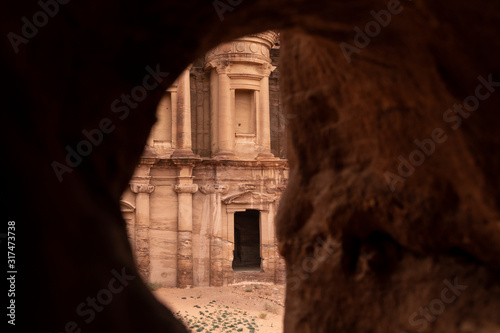 Fachada del antiguo Monasterio de la ciudad de Petra, Jordania