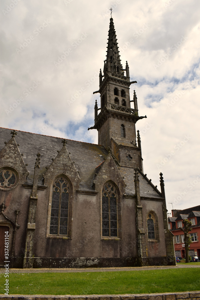 Une église et son magnifique clocher dans un village breton en Bretagne