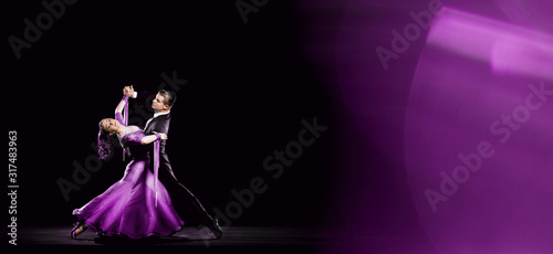 Fotografie Dramatic Argentinean Dance Couple Competing in Tango Championships